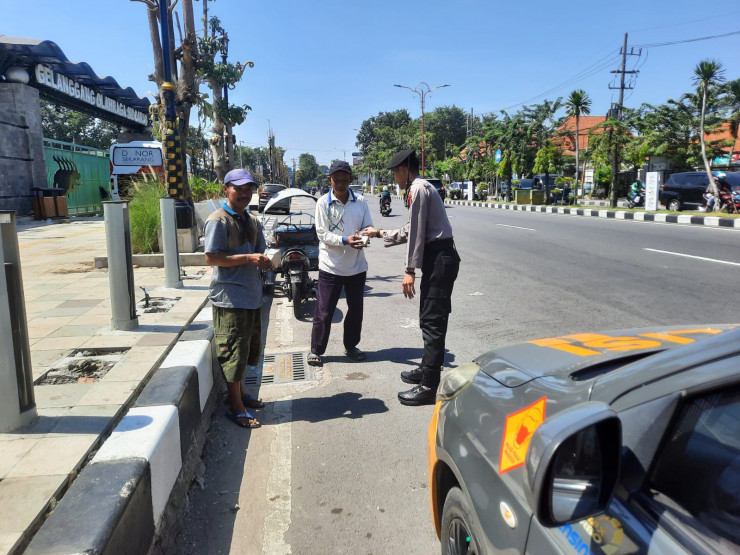 Sat Samapta Polresta Sidoarjo Patroli Kamtibmas sambil Berbagi
