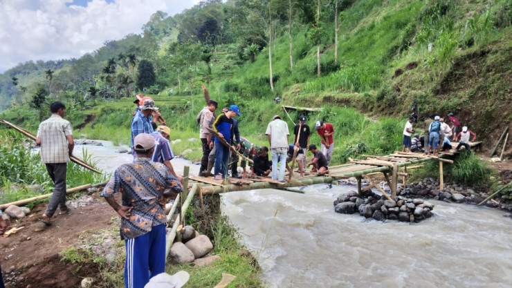 Salut, Sinergitas TNI Polri Situbondo Bantu Warga Perbaiki Jembatan Rusak Akibat Banjir