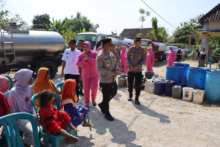 Polres Tuban Droping Air Bersih Untuk Warga di Pegunungan