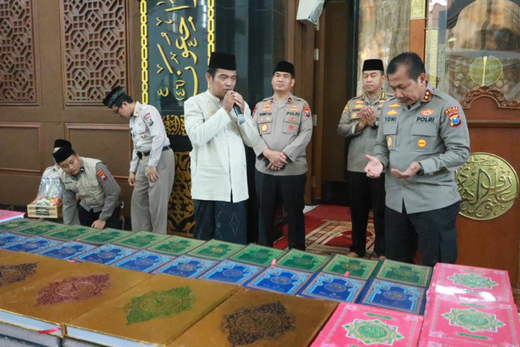 Kapolda Jatim Salurkan 9000 Kitab Suci Untuk Umat Beragama