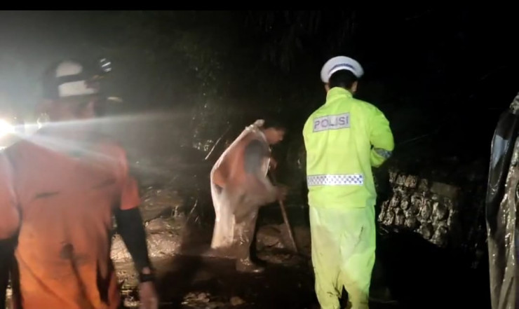 Polisi Bersama TNI dan Warga Bersihkan Material Longsor di Magetan, Jalur Wisata Sarangan Kembali Normal