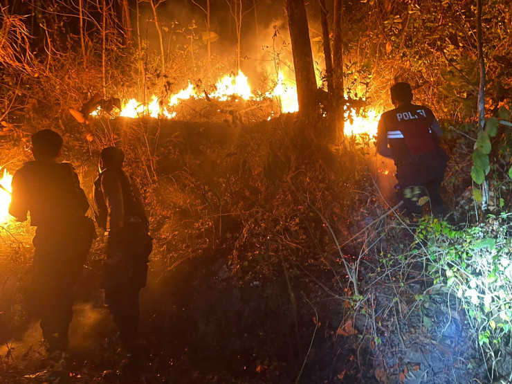 Sinergitas Polisi dan TNI Bersama Masyarakat Berhasil Padamkan Kebakaran Lahan di Magetan