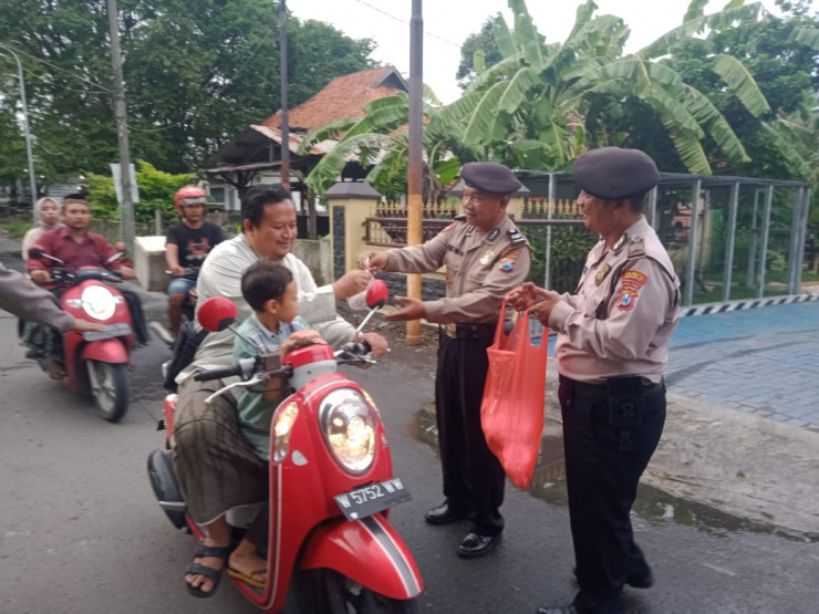 Polsek Tanggulangin Bagikan Takjil dan Kampanyekan Tertib Berlalu Lintas