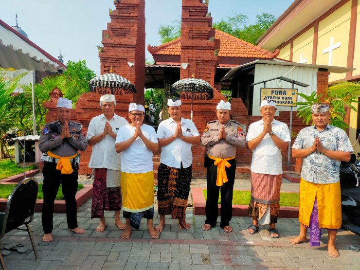 Polresta Sidoarjo Gelar Hari Raya Kuningan di Pura Kertha Bumi Bhayangkara