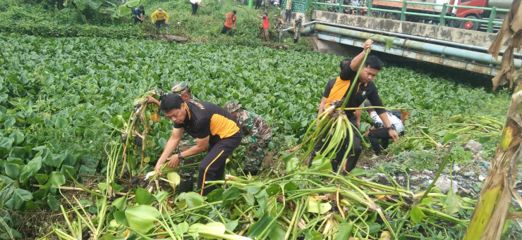 Forkopimka Sidoarjo Kota Bersihkan Sampah dan Enceng Gondok di Sungai Gebang