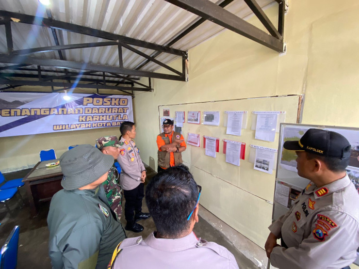 Sinergitas Polres Batu Bersama TNI Siagakan Personel di Gunung Arjuno Cegah Titik Api Meluas