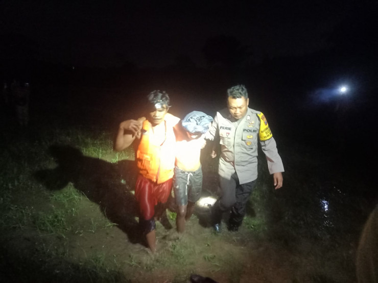 Gerak Cepat Polisi Bersama TNI dan BPBD,  Berhasil Selamatkan 19 Warga Terjebak di Sungai Brantas