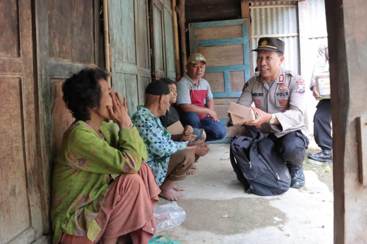 Polisi Peduli, Polres Ponorogo Salurkan Bantuan Untuk Anak Keterbelakangan Mental