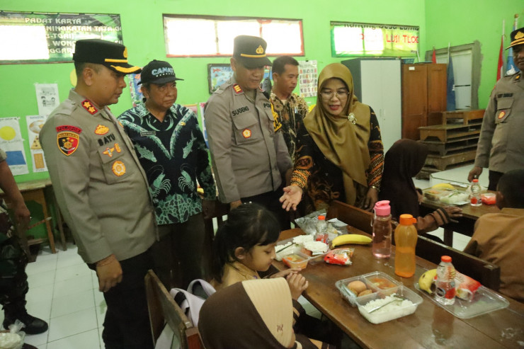 Wakapolresta Sidoarjo Bagikan Makan Siang Bergizi di Sekolah Wonoayu