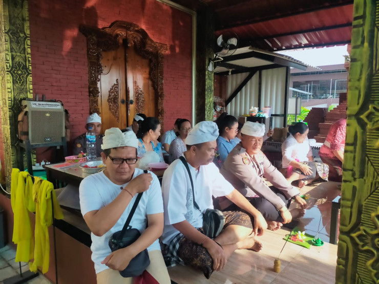 Persembahyangan Hari Suci Agama Hindu Di Polresta Sidoarjo