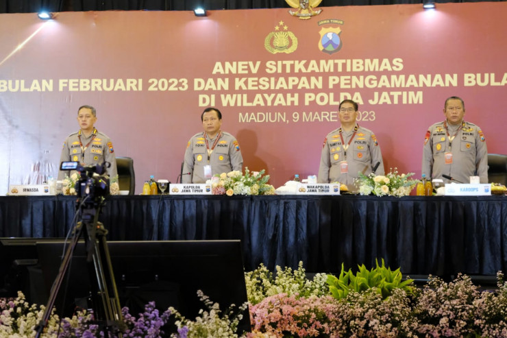 Pimpin Anev Sitkamtibmas, Kapolda Jatim Apresiasi Bupati dan Walikota yang Peduli Perlintasan Kereta Api