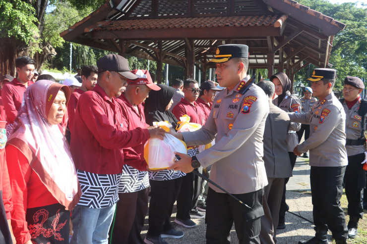 Polresta Banyuwangi Salurkan 1.500 Paket Sembako Jelang Hari Bhayangkara ke-79