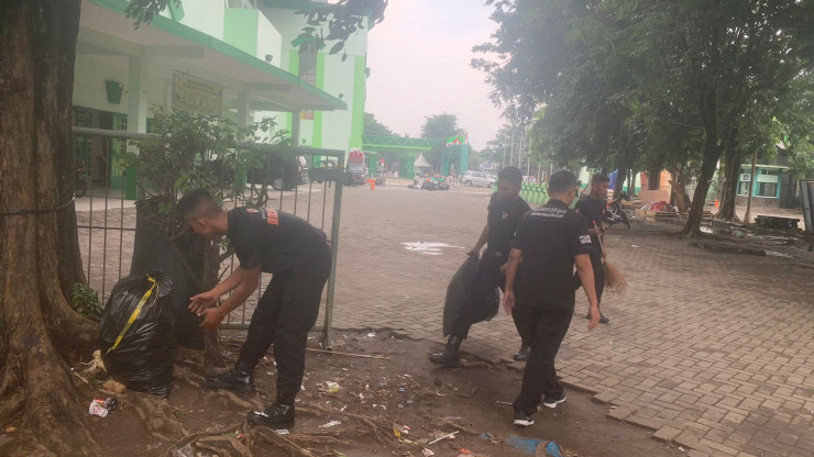 Usai Harlah Satu Abad NU, Polisi Turut Bersihkan Kawasan GOR Sidoarjo
