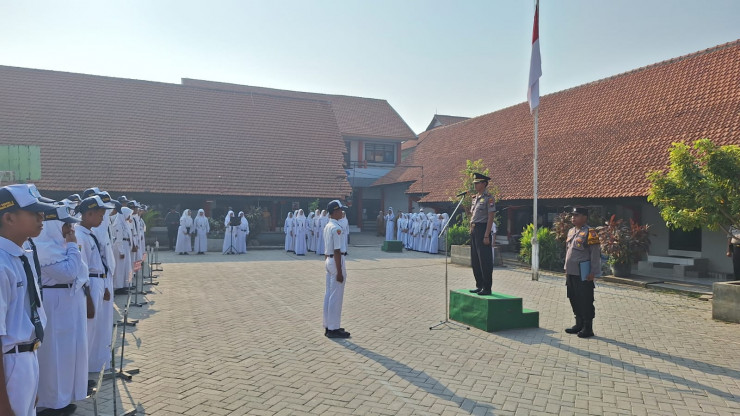 Polisi Sidoarjo Beri Edukasi Pelajar Saat Upacara Senin
