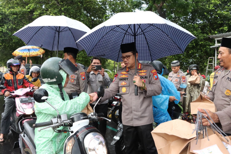 Hujan Tak Menghalangi Polresta Banyuwangi Berbagi 1000 Takjil