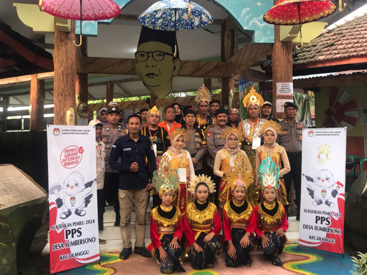 Pakai Kostum Unik Untuk Menarik Minat Pemilih, TPS Desa Sumbersono Kenakan Kostum Kerajaan Mojopahit