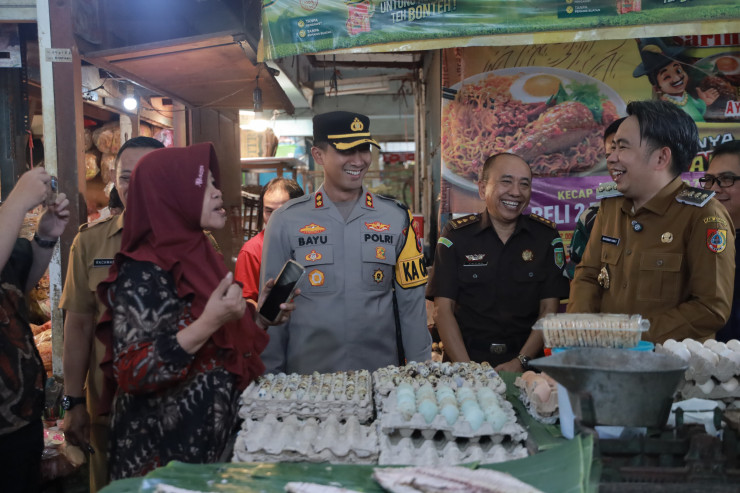 Kapolres Jember Bersama Forkompinda Sidak Pasar Pastikan Stok dan Harga Pangan Stabil Jelang Idul Fitri 1446 H
