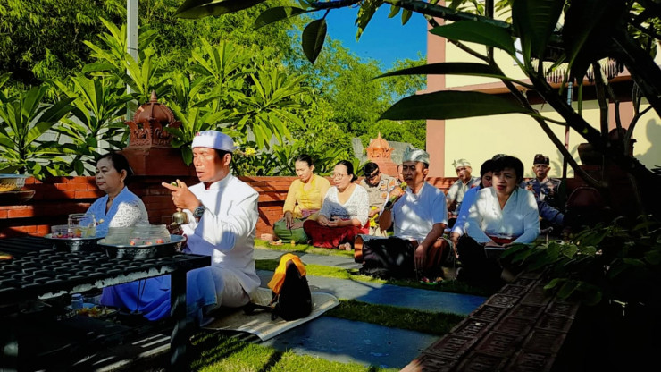 Ibadah Bulan Purnama di Pura Kertha Bumi Bhayangkara Sidoarjo