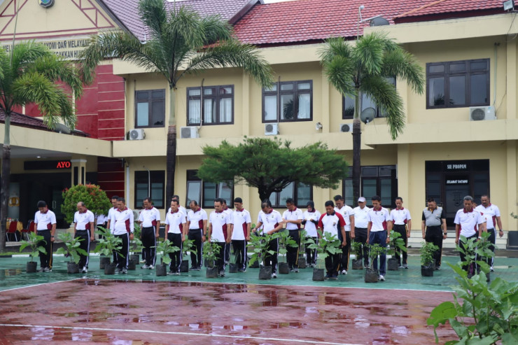 Kapolres Magetan Bagikan 2000 Bibit, Dukung Ketahanan Pangan