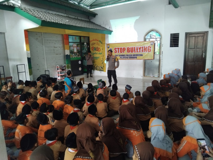 Polsek Krembung Kuatkan Nasionalisme Pelajar untuk Cegah Perundungan