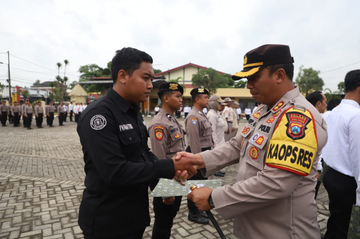 Loyalitas Tanpa Batas, Bripda Ivantri Ba Sihumas Polres Mojokerto Raih Penghargaan dari Kapolres