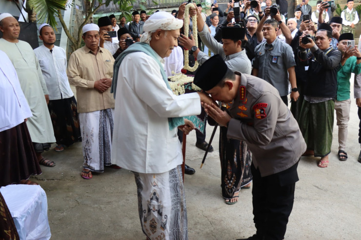 Silaturahmi ke Ponpes Al-Hamidy Banyuanyar, Kapolri: Tanpa Dukungan Ulama Pekerjaan Kami Sangat Berat