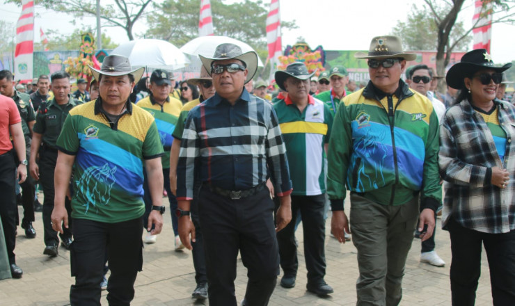 Kapolda Jatim Dampingi Panglima TNI Buka Kejuaraan Pacu Kuda Nasional di Pasuruan
