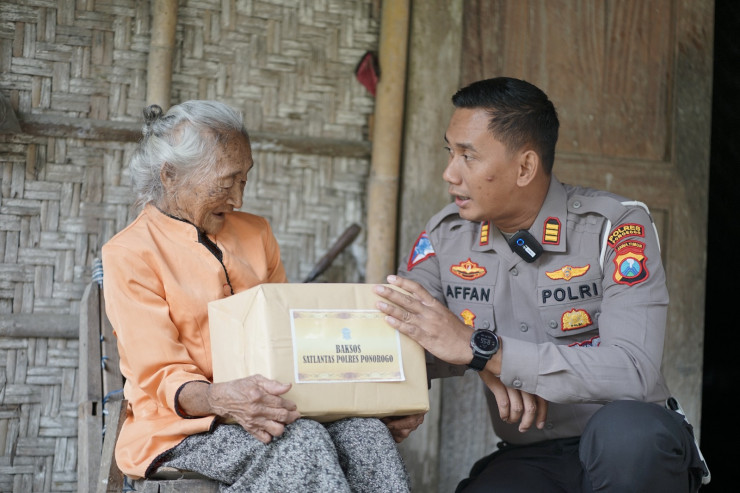 Polisi Peduli, Polres Ponorogo Berbagi Sembako Untuk Warga Kurang Mampu
