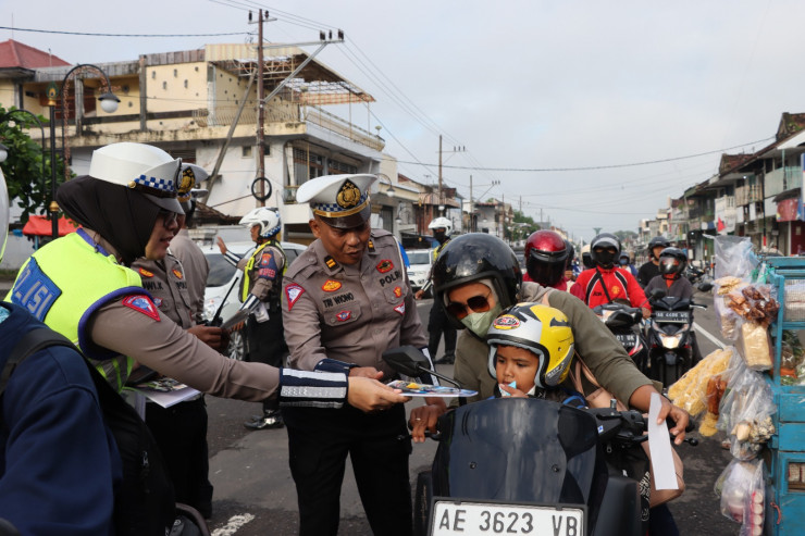 Polres Ponorogo Berbagi Helm, Coklat dan Buku Tulis Gratis di Ops Keselamatan Semeru 2023