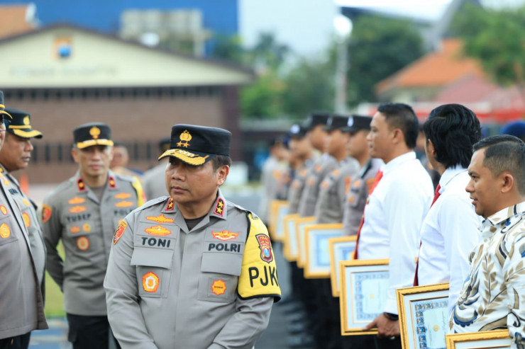 Kapolda Jatim Beri Penghargaan Puluhan Personel Polri dan PNS serta Masyarakat Umum