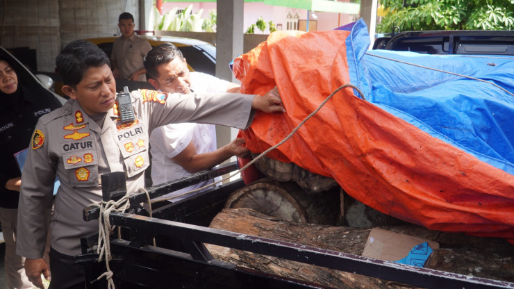 Polres Ponorogo Amankan Dua Orang Pelaku Ilegal Logging Kayu Sono Keling