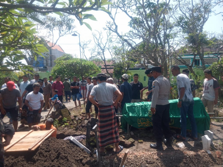 Takziah, 3 Personel Polsek Tulangan Ikut Dalam Proses Pemakaman Ibu Siti Aisyah