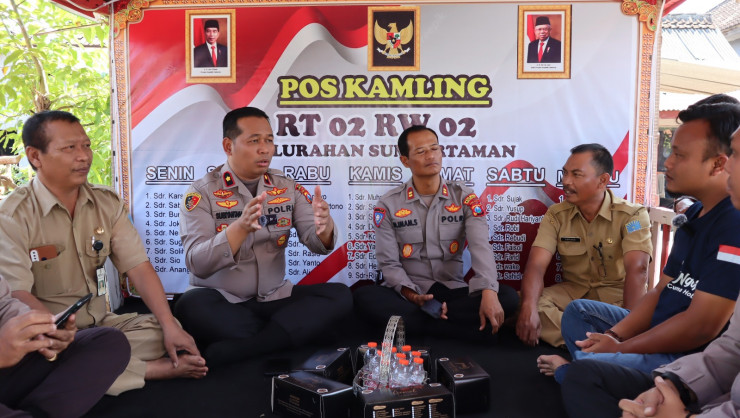 Polres Probolinggo Kota Serahkan Bantuan Peralatan Pos Kamling Untuk Harkamtibmas