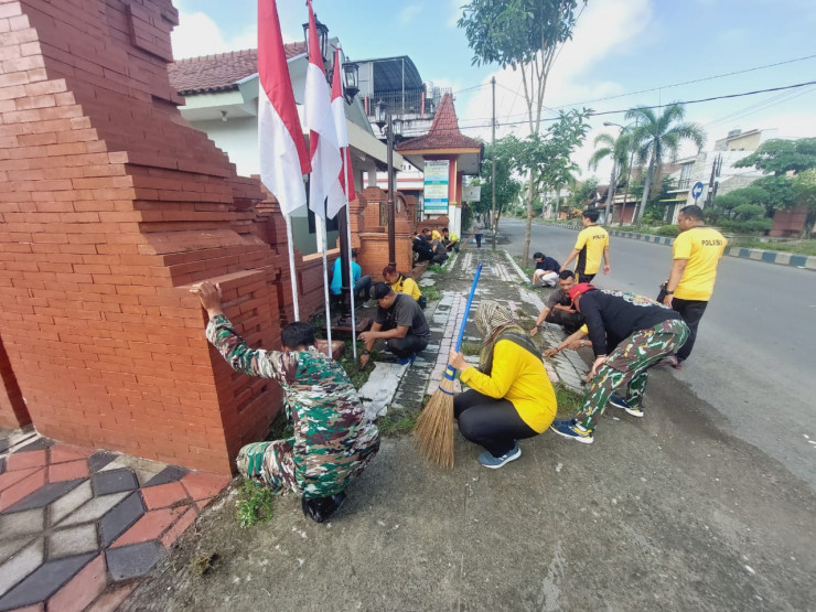 Tetap Solid, TNI - Polri di Tulungagung Laksanakan Jumat Bersih