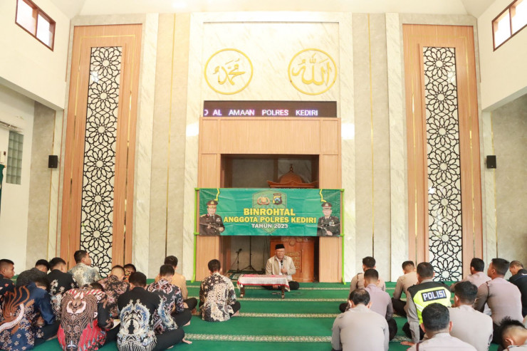 Polres Kediri Perkuat Karakter Humanis dan Spiritualitas Anggota Lewat Binrohtal