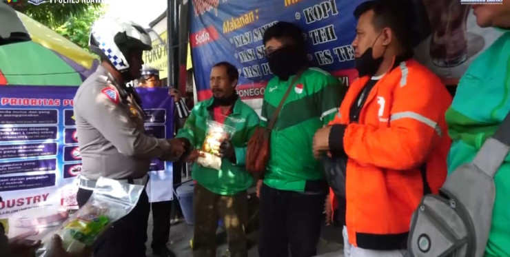 Operasi Patuh Semeru 2024 Sukses Tekan Angka Kecelakaan, Polantas Ngawi Berbagi Sembako