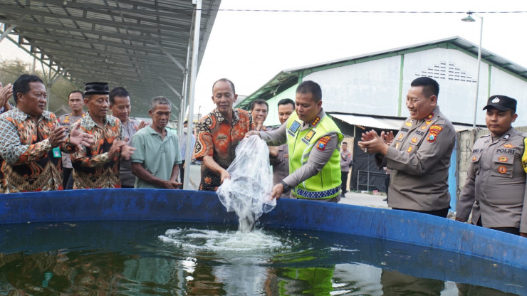 Dukung Ketahanan Pangan, Kapolresta Sidoarjo Tebar 5.000 Benih Ikan Lele