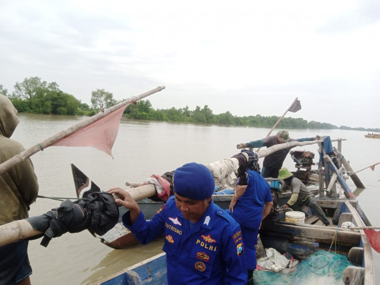 Polisi Sidoarjo bersama Warga Pesisir Bersihkan Sampah