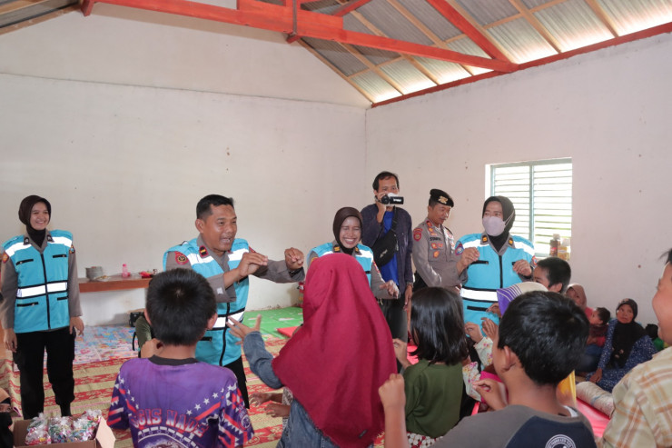 Polres Ponorogo Salurkan Bantuan Sembako dan Terjunkan Tim Trauma Healing Untuk Korban Bencana Tanah Retak