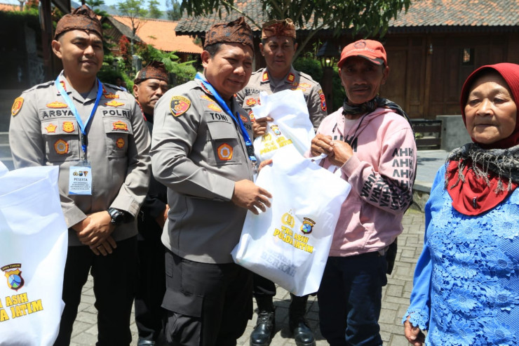 Polda Jatim Berbagi Sembako Untuk Warga Suku Tengger