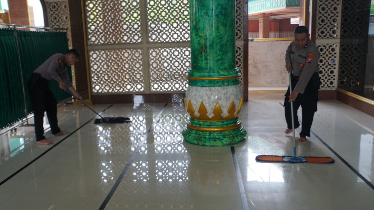 Usai Harlah Satu Abad NU, Polisi Sidoarjo Bersih Masjid