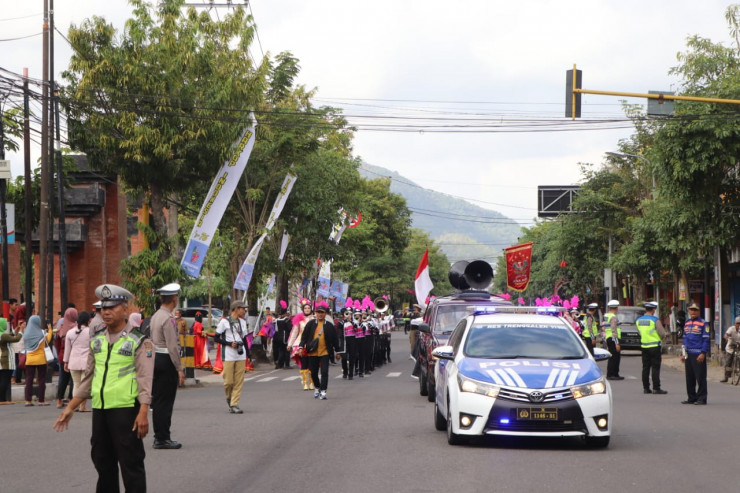 Polres Trenggalek Dukung Penuh Pencanangan, Pengibaran dan Pembagian Bendera Merah Putih