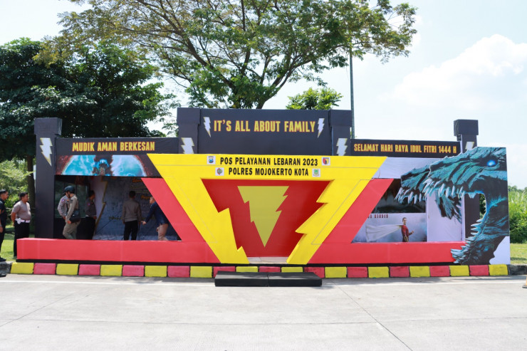 Unik, Posyan Polresta Mojokerto Dengan Superhero Shazam "Its All About Family"