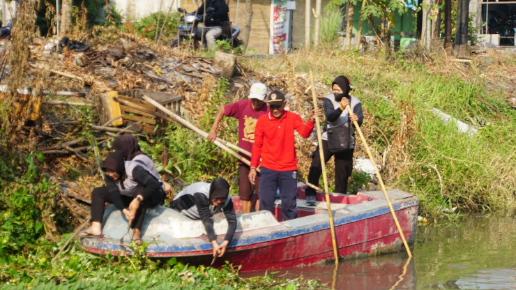 Srikandi Polresta Sidoarjo Peduli Masjid dan Sungai di Sidokepung Buduran