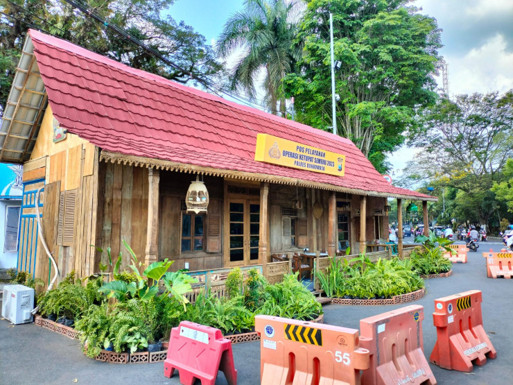 Posyan Polres Bondowoso Unik Bergaya Klasik Sedia Kopi dan Takjil Gratis Bagi Pemudik