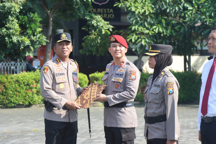 Kapolresta Sidoarjo Berikan Penghargaan 73 Anggota