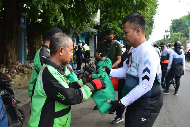 Gowes Polresta Sidoarjo Sambil Bagikan Paket Sembako