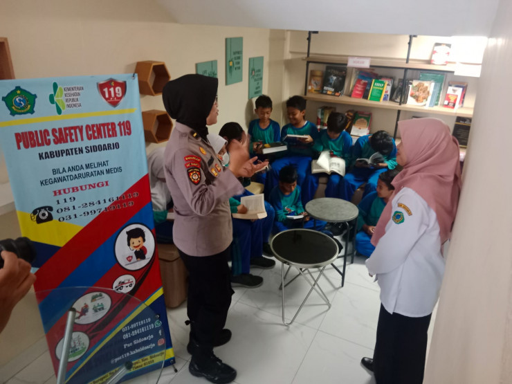 Peduli Literasi, Polisi di Sidoarjo Ajak Pelajar Gemar Baca