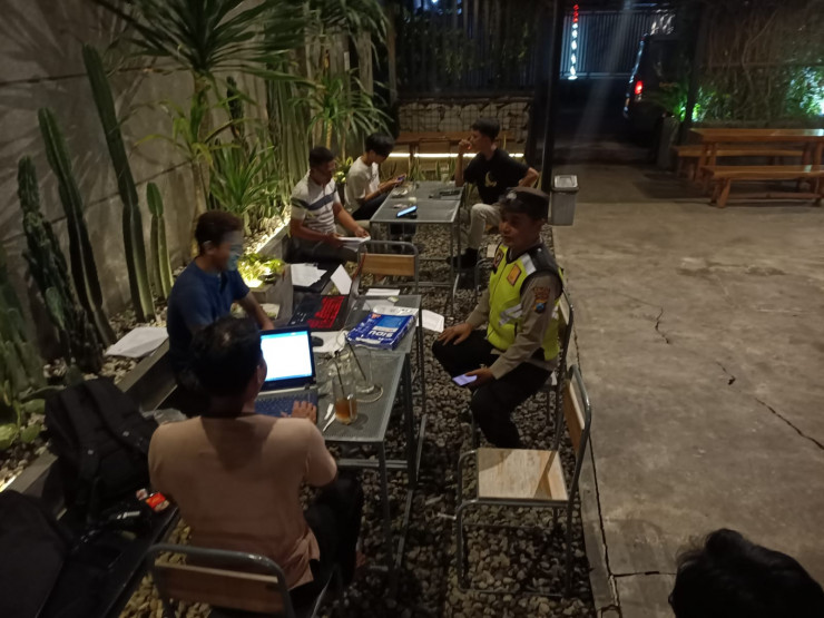 Cooling System Polres Tulungagung Patroli Sambang Ajak Warga Jaga Persatuan dan Kesatuan Pasca Coblosan Pemilu