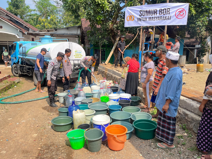 Kado Hari Bhayangkara ke – 78 Polres Jember Bangun Sumur Bor Bantu 125 KK Warga Atasi Dampak Kekeringan